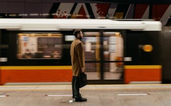 Hombre de camino al trabajo en transporte público