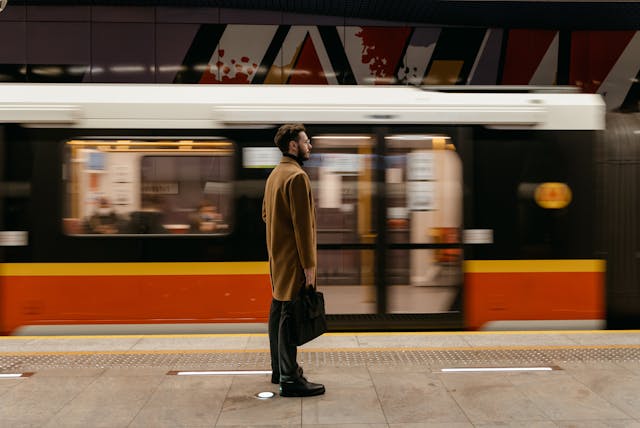 Hombre de camino al trabajo en transporte público