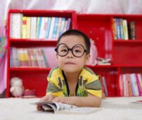 Niño en su primer día de la vuelta al cole