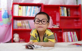 Niño en su primer día de la vuelta al cole