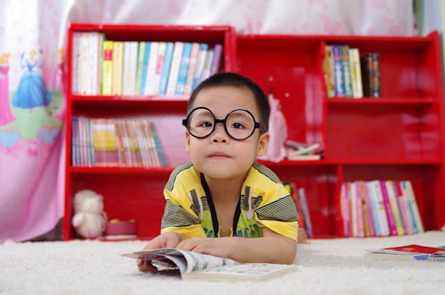 Niño en su primer día de la vuelta al cole