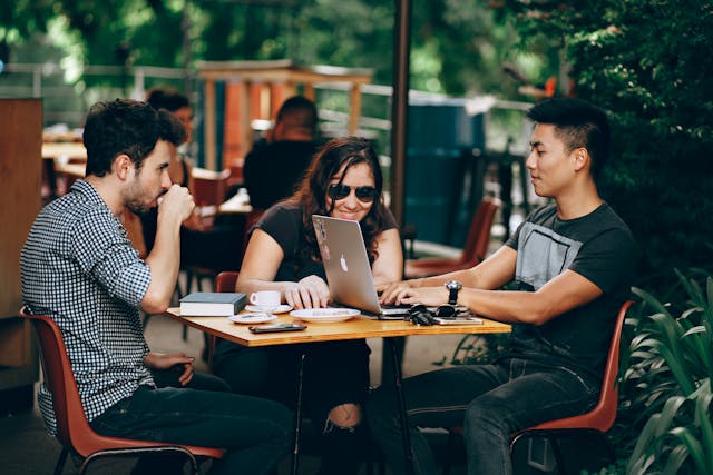 Nómadas digitales teletrabajando en una cafetería