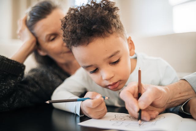 Niño pintando en su vuelta al cole