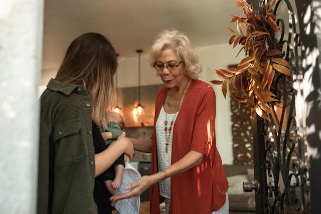 Mujer de família numerosa con su bebé y su madre