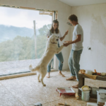 Pareja reformando su vivienda con ayudas públicas