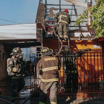 Bombero acudiendo a un inciendo de comunidad