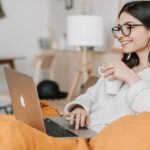 Mujer comprando online. Cómo aprovechar las rebajas por internet