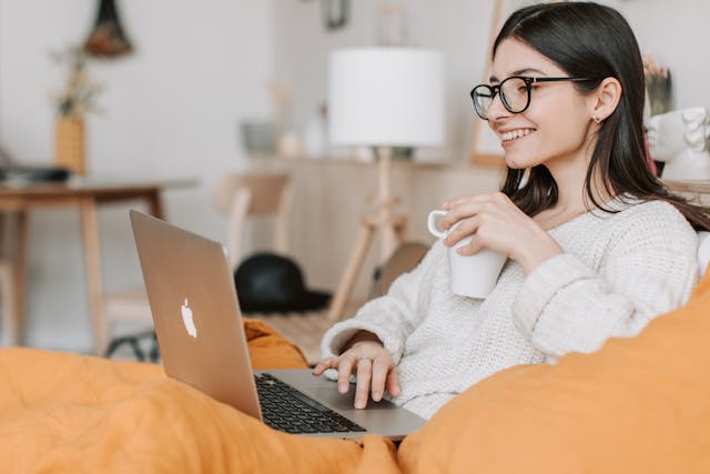 Mujer comprando online. Cómo aprovechar las rebajas por internet