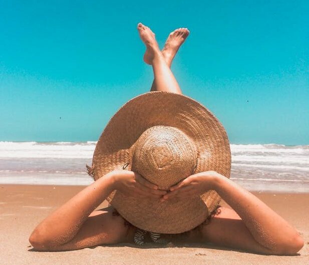 Mujer disfrutando de vacaciones cobrando el paro .