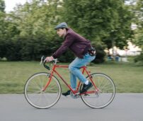 Hombre circulando con una bicicleta de carretera