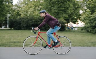 Hombre circulando con una bicicleta de carretera