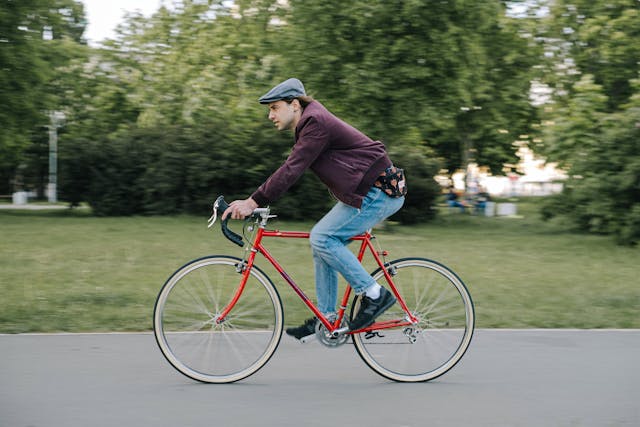 Hombre circulando con una bicicleta de carretera