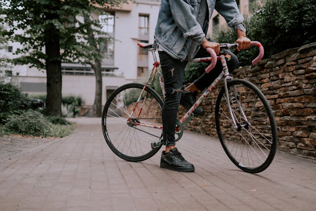 Persona montando en su bicicleta de cerretera