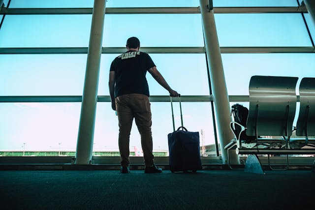 Hombre en un aeropuerto