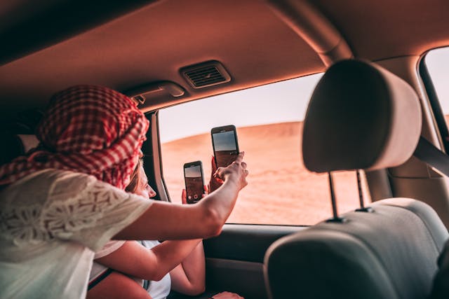 Dos turistas visitando el desierto