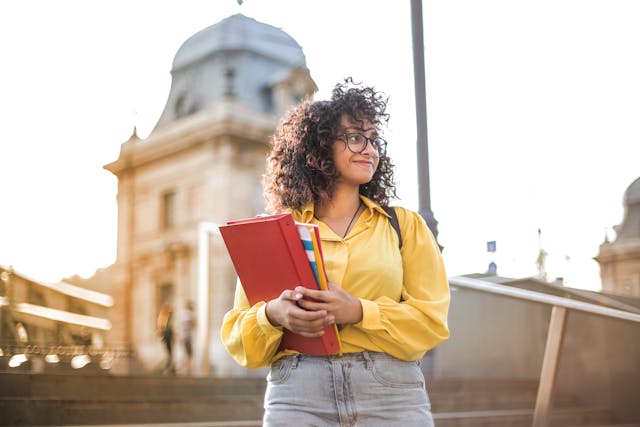 Vemos a una estudiante de erasmus por la calle