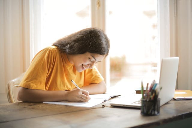 Estudiante de erasmus estudiando