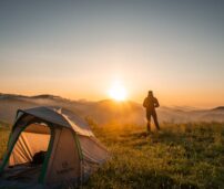 Hombre disfrutando del paisaje en un viaje camper por islandia