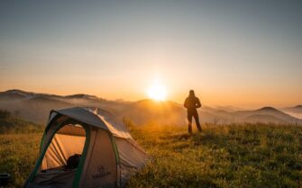 Hombre disfrutando del paisaje en un viaje camper por islandia