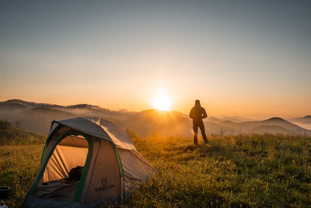 Hombre disfrutando del paisaje en un viaje camper por islandia