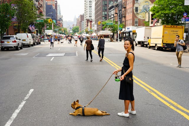 Mujer viajando con su mascota por la ciudad