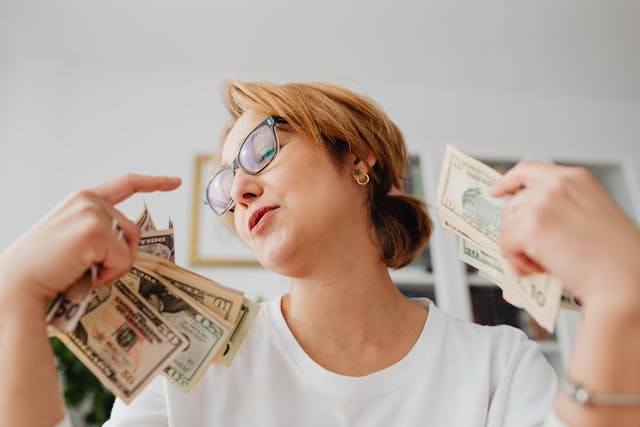 Mujer empoderada con su conocimiento financiero