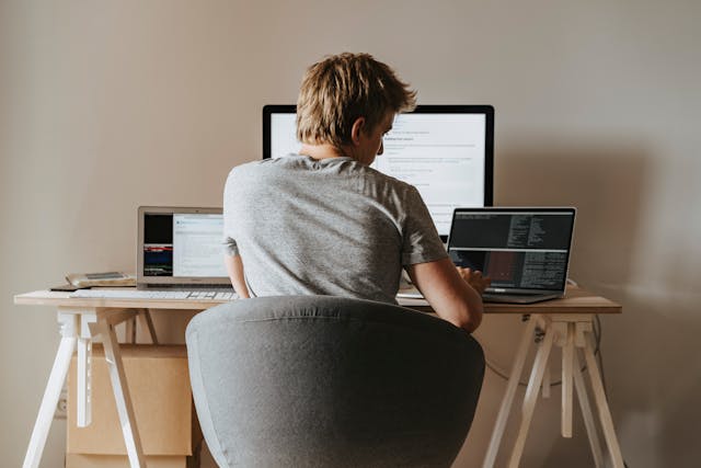 Chico buscando trabajo en internet