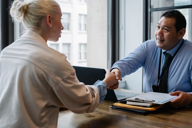 Dos personas haciendo contrato sobre qué tipo de hipoteca elegir.