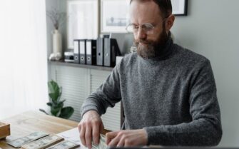 Hombre calculando su fondo de emergencia