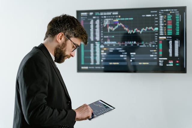 Hombre viendo cómo se hace la inversión en fondos monetarios para principiantes