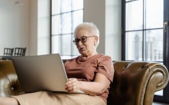 Mujer informándose sobre la jubilación activa