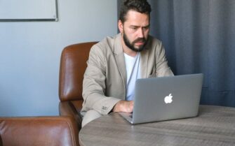 Hombre viendo en su ordenador cómo aplicar la regla del 72