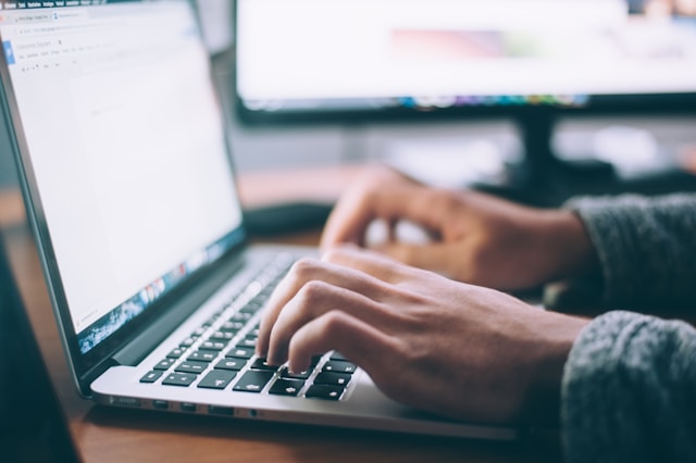 hombre en portátil desde casa, el fin del tel teletrabajo