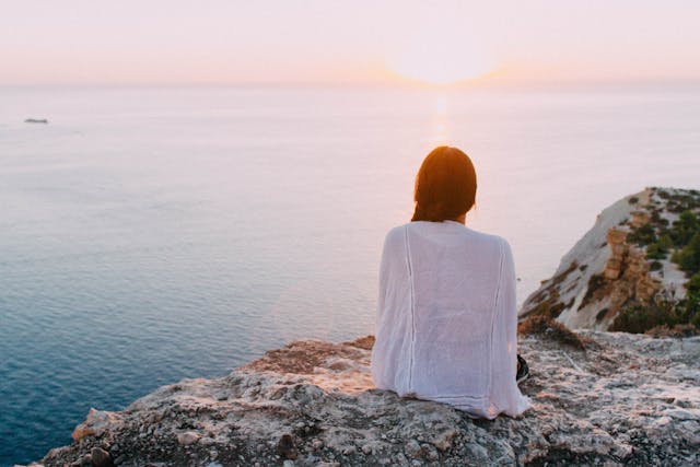 Mujer viendo un paisaje en sus vacaciones