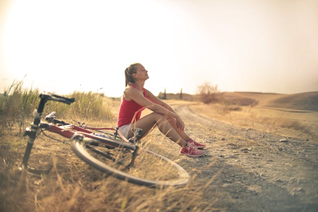 Mujer disfrutando del aire libre en sus vacaciones