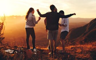 Grupo de jóvenes disfrutando de sus vacaciones