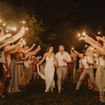 Novios disfrutando de su boda con los mejores regalos para invitados