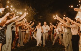 Novios disfrutando de su boda con los mejores regalos para invitados