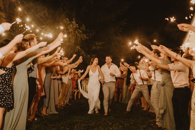 Novios disfrutando de su boda con los mejores regalos para invitados