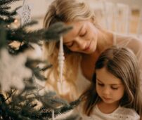 Madre con su hija en navidad con los regalos favoritos de los españoles.