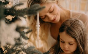 Madre con su hija en navidad con los regalos favoritos de los españoles.