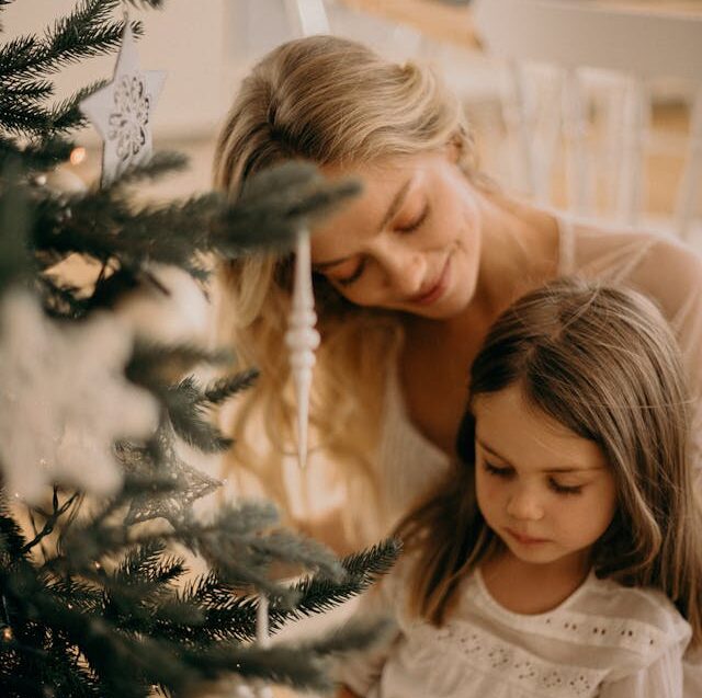 Madre con su hija en navidad con los regalos favoritos de los españoles.