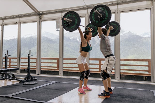 Pareja haciendo ejercicio motivados en el gimnasio de su casa