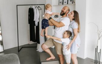 Padre y madre disfrutando del permiso de paternidad