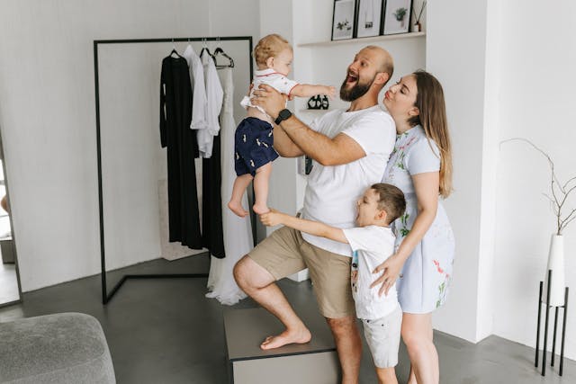 Padre y madre disfrutando del permiso de paternidad