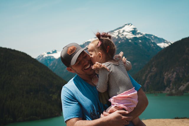 Padre disfrutando de su hija gracias al permiso de paternidad