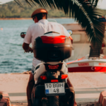 Hombre en una moto al lado del mar.