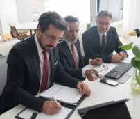 Grupo de inversores analizando si deben invertir en ETF