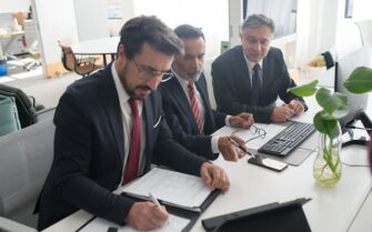 Grupo de inversores analizando si deben invertir en ETF