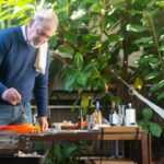 Hombre de 52 años en el paro, cocinando